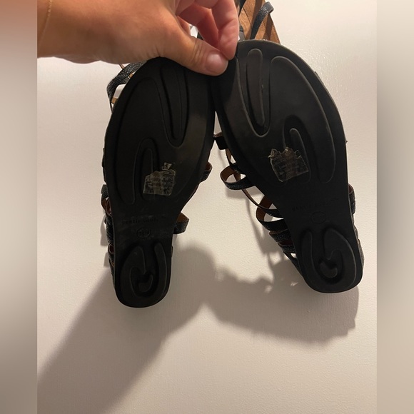 Gentle Soles by Kenneth Cole Gladiators 8.5 Like New - Picture 4 of 4